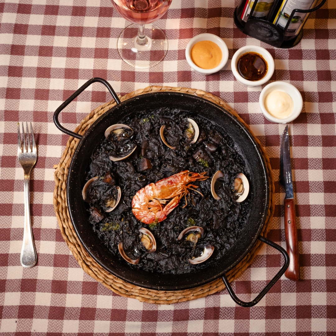 ARROZ NEGRO CON SEPIA Y ALMEJAS